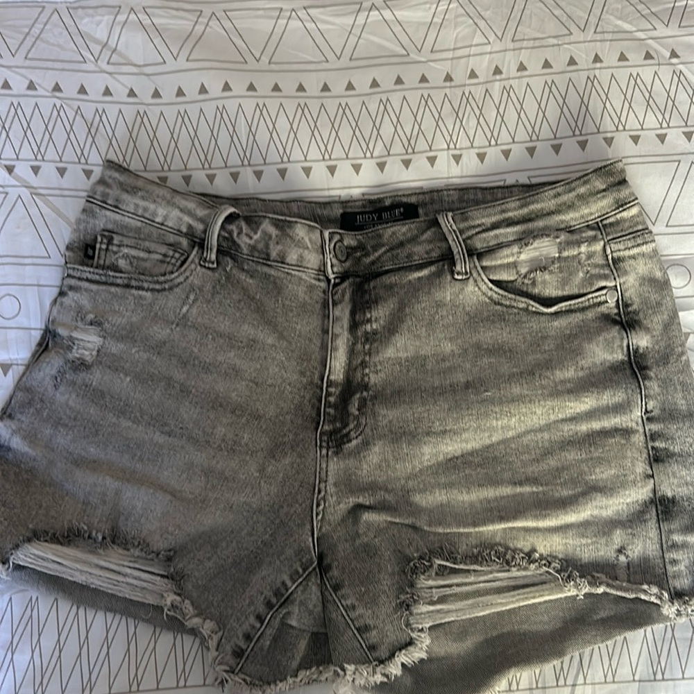 NWT XL Judy Blue acid wash distressed jean shorts